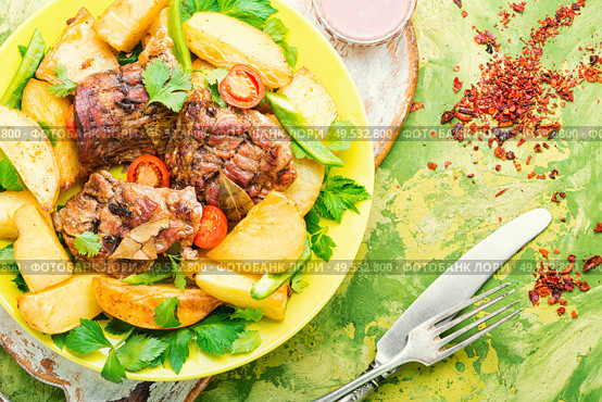 Danish meat baked with new potatoes.Roasted meat. Grilled meat and potatoes. Стоковое фото, агентство Ingram Publishing / Фотобанк Лори