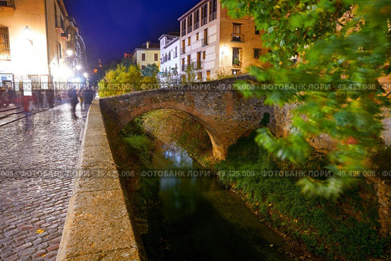 Darro carrera street river and arch in Granada of Spain at Andalusia. Стоковое фото, агентство Ingram Publishing / Фотобанк Лори