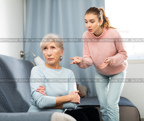 Daughter quarreling with her senior mother at home. Стоковое фото, фотограф Яков Филимонов / Фотобанк Лори