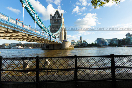 Daylight Establishing Shot London Iconic Landmark Tower Bridge. river transport (2017 год). Редакционное фото, фотограф Ирина Мойсеева / Фотобанк Лори