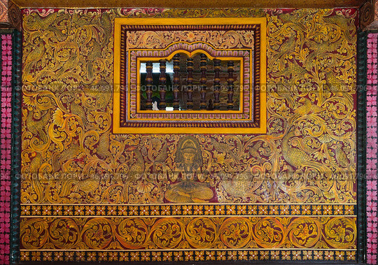 Decorated wall of Gangaramaya Temple, Colombo (2021 год). Стоковое фото, фотограф EugeneSergeev / Фотобанк Лори
