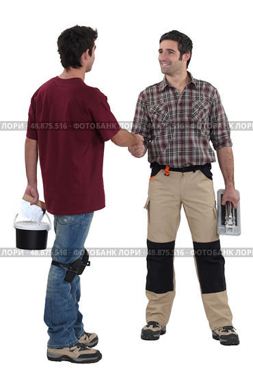 Decorators shaking hands. Стоковое фото, агентство Ingram Publishing / Фотобанк Лори
