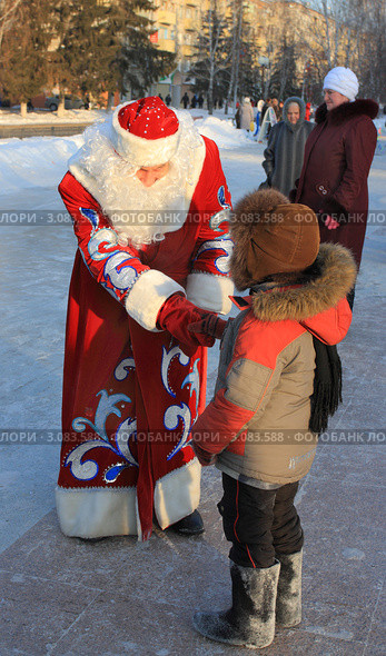 Дед Мороз и мальчик (2011 год). Редакционное фото, фотограф Анатолий Матвейчук / Фотобанк Лори