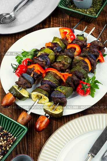 Deer or Roe Meat and Vegetable Kabobs on the BBQ. Venison kebabs with roasted vegetables.. Grilled rosemary deer skewers with vegetables. Стоковое фото, агентство Ingram Publishing / Фотобанк Лори