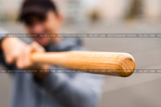 defocused man holding baseball bat. Стоковое фото, агентство Ingram Publishing / Фотобанк Лори