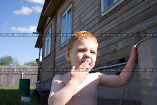 Дегустация воды из бочки. Стоковое фото, фотограф Наталья Груздева / Фотобанк Лори