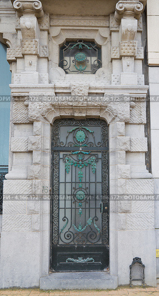 Декоративная дверь и портал здания Вилла Марица (Villa Maritza, 1885 г.). Памятник архитектуры. Город Остенде, Западная Фландрия, Бельгия (2012 год). Стоковое фото, фотограф Иван Марчук / Фотобанк Лори