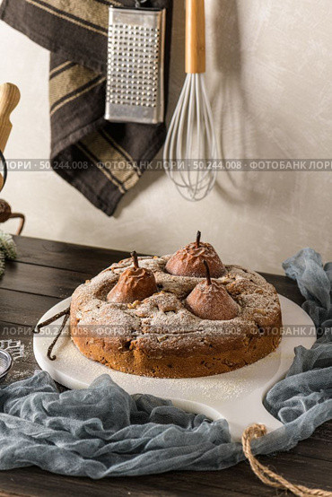 Delicious cake with pear, ginger and cinnamon on a dark kitchen counter. Стоковое фото, агентство Ingram Publishing / Фотобанк Лори