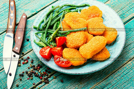 Delicious chicken nuggets with cowpea and tomato. Nuggets with vegetables. Стоковое фото, агентство Ingram Publishing / Фотобанк Лори
