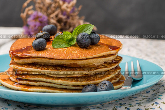 Delicious golden pancakes with fresh blackberries. Стоковое фото, агентство Ingram Publishing / Фотобанк Лори
