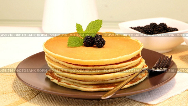 Delicious golden pancakes with fresh blackberries and raspberry jam. Стоковое фото, агентство Ingram Publishing / Фотобанк Лори