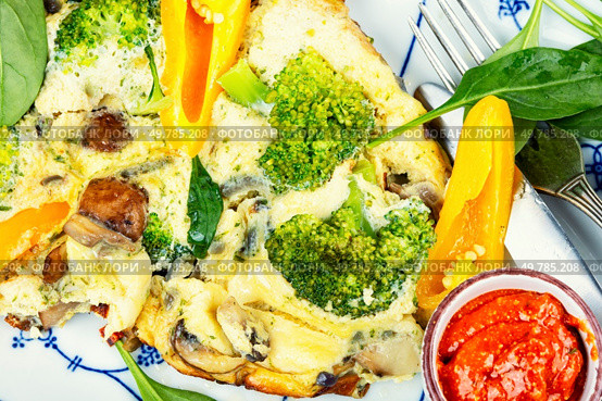 Delicious omelet with broccoli , pepper and greens. Spring omelette with green vegetables, broccoli, and spinach.. Breakfast of omelet. Стоковое фото, агентство Ingram Publishing / Фотобанк Лори