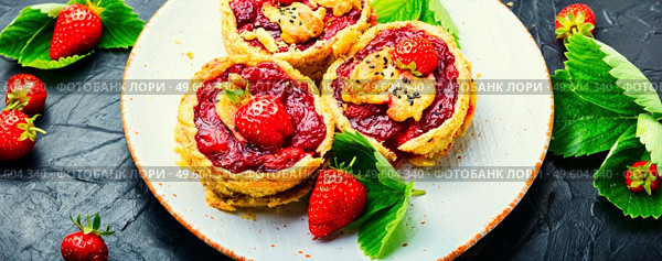 Delicious tartlets with berry jam.Cake with strawberries.Long banner. Summer biscuit with strawberries. Стоковое фото, агентство Ingram Publishing / Фотобанк Лори