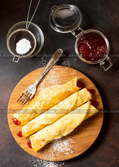 delicious winter crepe dessert jam. Стоковое фото, агентство Ingram Publishing / Фотобанк Лори