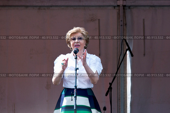 Дементьева Вера Анатольевна - директор Государственного музея-заповедника "Павловск" на открытии праздника «Императорский букет» или «Здравствуй, дедушка Крылов!». Павловск. Санкт-Петербург (2023 год). Редакционное фото, фотограф Сергей Афанасьев / Фотобанк Лори