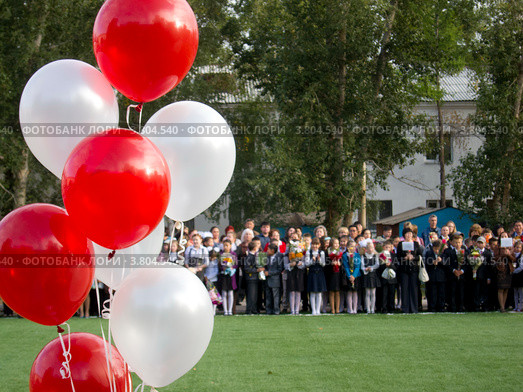 День знаний. Дети идут на урок (2012 год). Редакционное фото, фотограф Александр Подшивалов / Фотобанк Лори