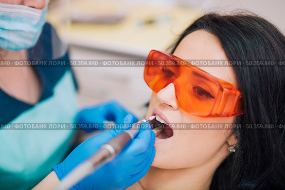dentist curing teeth patient glasses. Стоковое фото, агентство Ingram Publishing / Фотобанк Лори