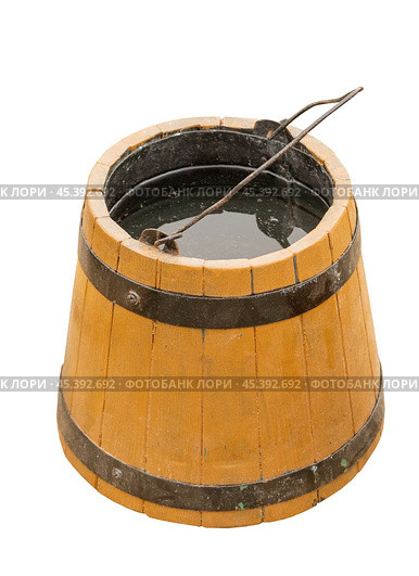 Деревянная бадья на белом фоне. Wooden bucket isolated on white background. Стоковое фото, фотограф Татьяна Д / Фотобанк Лори