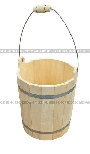 Деревянная бадья на белом фоне. Wooden bucket isolated on white background. Стоковое фото, фотограф Татьяна Д / Фотобанк Лори