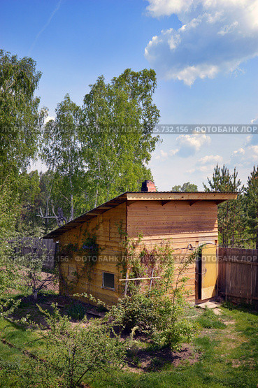 Деревянная баня на садовом участке. Стоковое фото, фотограф Юлия Дьякова / Фотобанк Лори