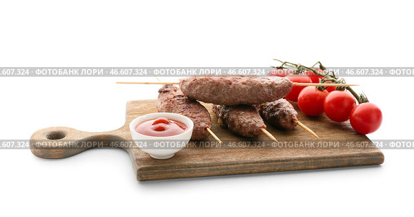 Деревянная доска для шашлыка с вкусным люля-кебабом, помидорами и соусом на белом фоне. Стоковое фото, фотограф Pixel_shot / Фотобанк Лори