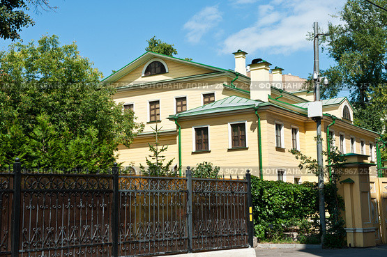 Деревянная городская усадьба А. К. Поливанова.  Денежный переулок, дом 9/6. Москва (2018 год). Редакционное фото, фотограф E. O. / Фотобанк Лори