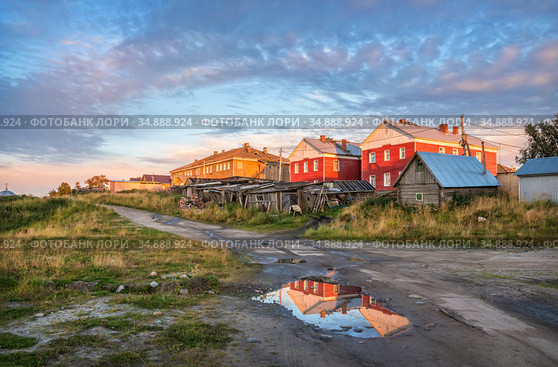 Деревянные дома поселка на Соловецких островах (2020 год). Стоковое фото, фотограф Baturina Yuliya / Фотобанк Лори