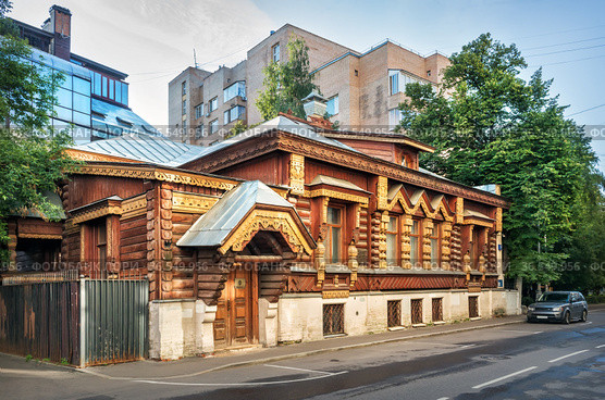 Деревянный "Дом Пороховщикова" в русском стиле в переулке на Арбате в Москве (2021 год). Редакционное фото, фотограф Baturina Yuliya / Фотобанк Лори
