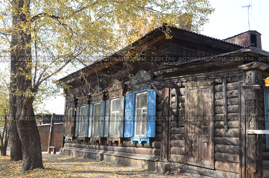Деревянный дом со ставнями на улице Иркутска (2011 год). Стоковое фото, фотограф Юлия Батурина / Фотобанк Лори