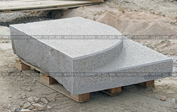 Деревянный поддон с бетонной плитой для ремонта дороги. Wooden pallet with concrete slab for road repair. Стоковое фото, фотограф Татьяна Д / Фотобанк Лори