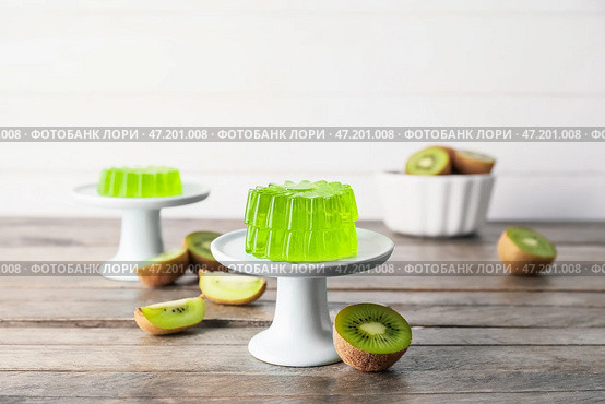 Десертные стенды с вкусным желе из киви на деревянном фоне. Стоковое фото, фотограф Pixel_shot / Фотобанк Лори