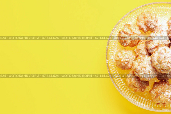 Десертный стенд с вкусными эклерами на желтом фоне. Стоковое фото, фотограф Pixel_shot / Фотобанк Лори