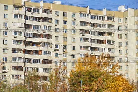 Десяти–четырнадцатиэтажный девятиподъездный панельный жилой дом серии П-44, построен в 1995 году. Мячковский бульвар, 16, корпус 1. Район Марьино. Город Москва (2018 год). Редакционное фото, фотограф lana1501 / Фотобанк Лори