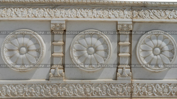 Details of the architecture of the Ancient Birla Mandir Temple in Jaipur. There are carved patterns in the form of flowers and ornaments on the white marble wall. India. (2022 год). Стоковое фото, фотограф Вера Ивановна Кубарева / Фотобанк Лори