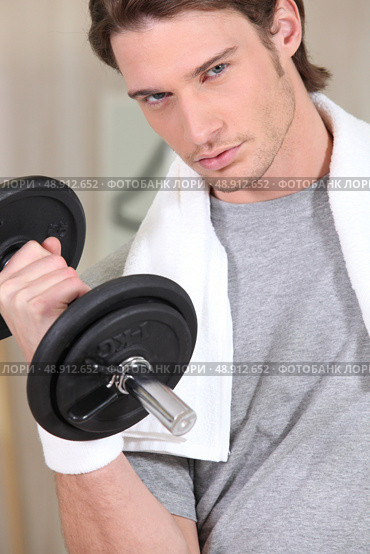 Determined man with a dumbbell. Стоковое фото, агентство Ingram Publishing / Фотобанк Лори