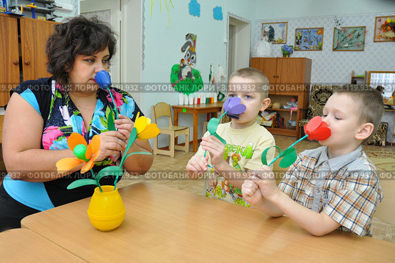 Дети и воспитатель на занятии определяют запахи (2011 год). Редакционное фото, фотограф Вячеслав Палес / Фотобанк Лори