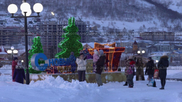 Дети и взрослые фотографируются у праздничной композиции «С Новым годом» (2018 год). Редакционное видео, видеограф А. А. Пирагис / Фотобанк Лори
