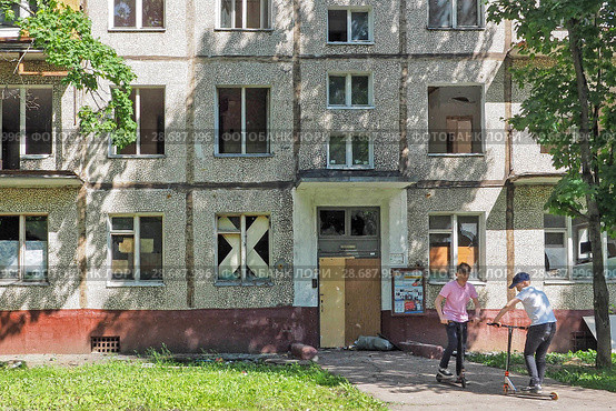 Дети играют перед выселенной пятиэтажкой (2018 год). Редакционное фото, фотограф Сайганов Александр / Фотобанк Лори