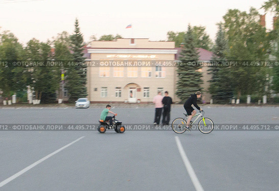 Дети катаются на велосипеде и квадроцикле. Стоковое фото, фотограф Яковлев Сергей / Фотобанк Лори