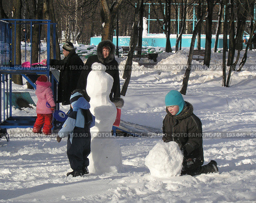 Дети лепят снеговика (2008 год). Редакционное фото, фотограф Антон Алябьев / Фотобанк Лори