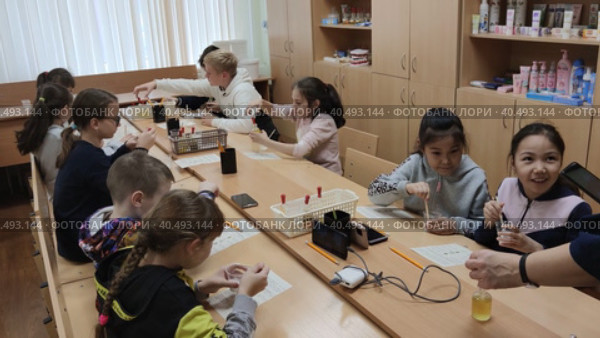 Дети на обучающем мастер-классе. Children at the training master class. Редакционное видео, видеограф Мария / Фотобанк Лори