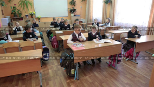 Дети первоклассники общаются друг с другом перед уроком в школе (2015 год). Редакционное видео, видеограф Кекяляйнен Андрей / Фотобанк Лори