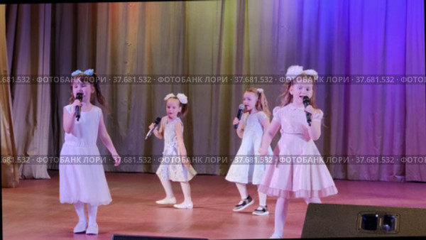 Дети поют на сцене песню на праздничном мероприятии. Children sing a song on stage at a festive event. Редакционное видео, видеограф Мария / Фотобанк Лори