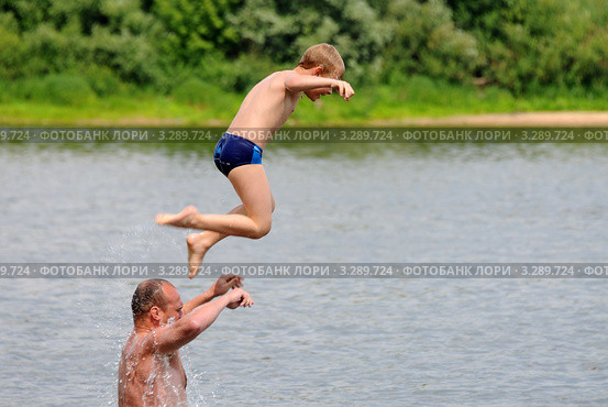 Дети прыгают в воду (2011 год). Редакционное фото, фотограф Юрий Морозов / Фотобанк Лори