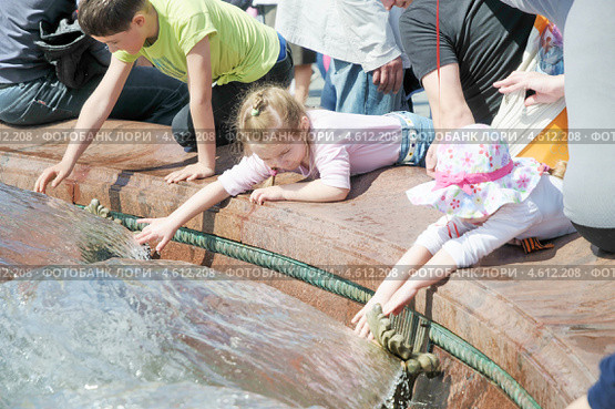 Дети у фонтана (2013 год). Редакционное фото, фотограф stargal / Фотобанк Лори