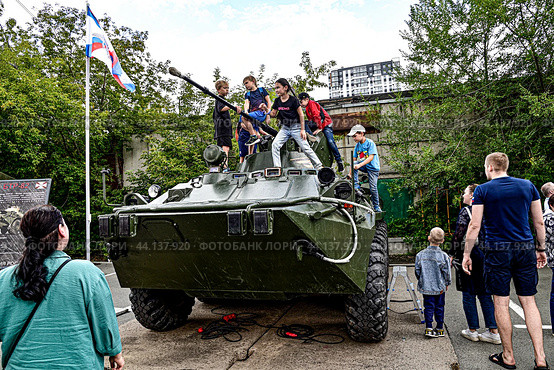 Дети увлечено  играют на бронетранспортере БТР-82. Город Тюмень (2024 год). Редакционное фото, фотограф Александр Тараканов / Фотобанк Лори
