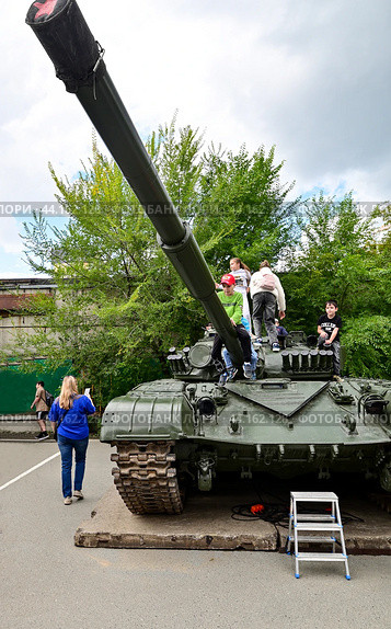Дети увлечено  играют на танке Т-72. Российская боевая техника. Город Тюмень (2024 год). Редакционное фото, фотограф Александр Тараканов / Фотобанк Лори