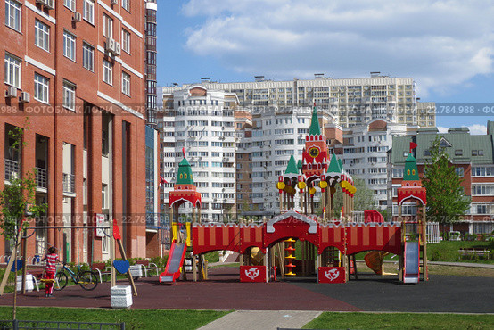 Детская игровая площадка в виде кремля в районе Куркино. Москва, СЗАО, улица Соколово-Мещерская, дом 29 (2016 год). Редакционное фото, фотограф Т. З. / Фотобанк Лори