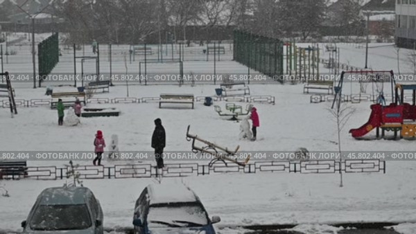 Детская площадка и автомобильная парковка зимой во время снегопада. Город Тюмень. Редакционное видео, видеограф Александр Тараканов / Фотобанк Лори