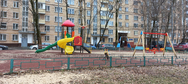 Детская площадка около жилого дома на Алтайской улице. Район Гольяново. Город Москва (2023 год). Редакционное фото, фотограф lana1501 / Фотобанк Лори